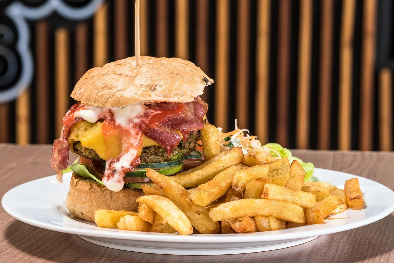 Hamburger ve patates kızartması - lezzetli atıştırmalık