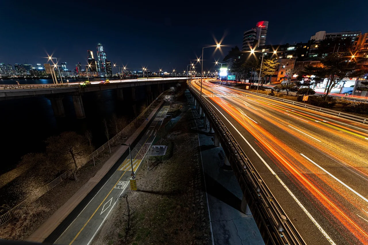 Han Nehri köprüsü gece manzarası Seoul