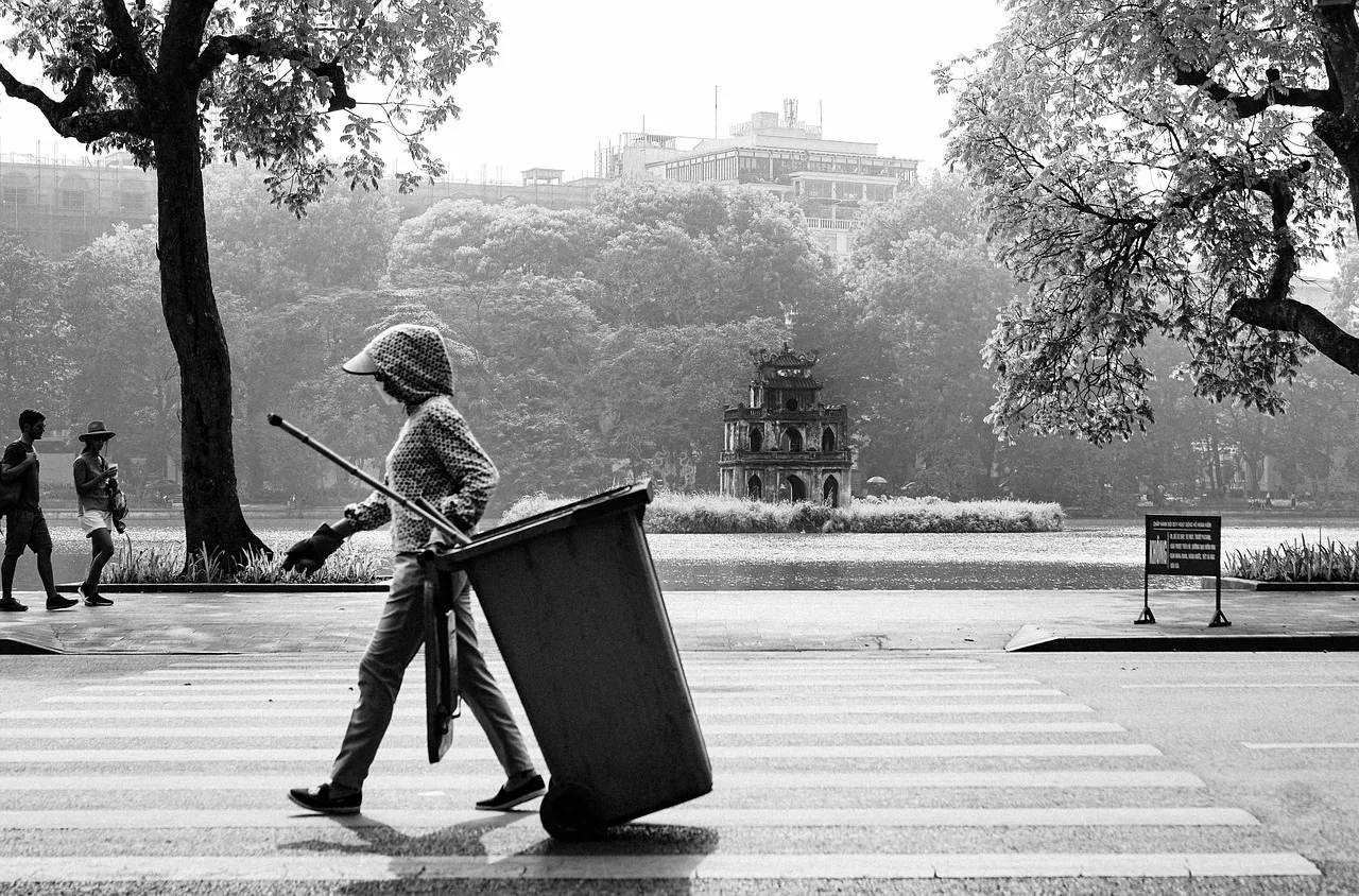 Hanoi sokak fotoğrafı - çöp kutusu ve yol