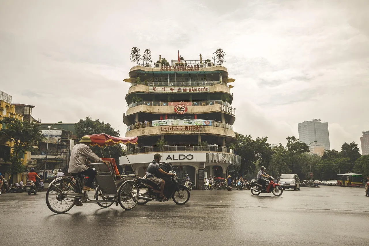 Hanoi sokak manzarası geleneksel mimari