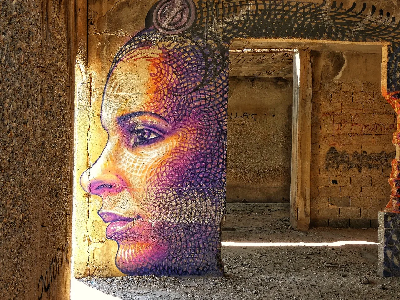Harabe duvar graffitiyle Naxos - kayıp yer