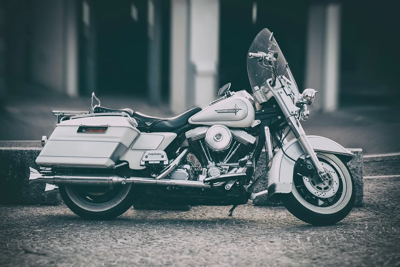 Harley motosiklet ve antik araba yan yana - nostaljik araçlar