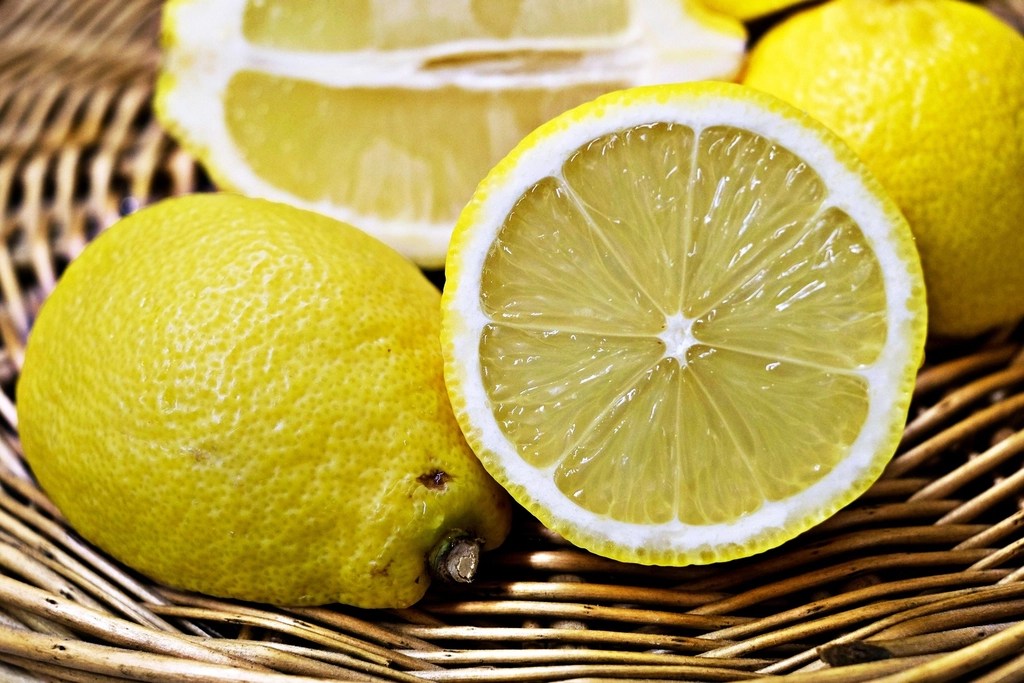 Hasır Sepet Üzerinde Taze Kesilmiş ve Bütün Limonların Canlı Renkleri