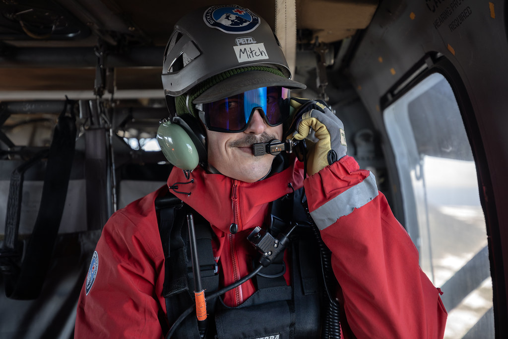 Helikopter içinde radyo iletişimi kuran arama kurtarma personeli portresi