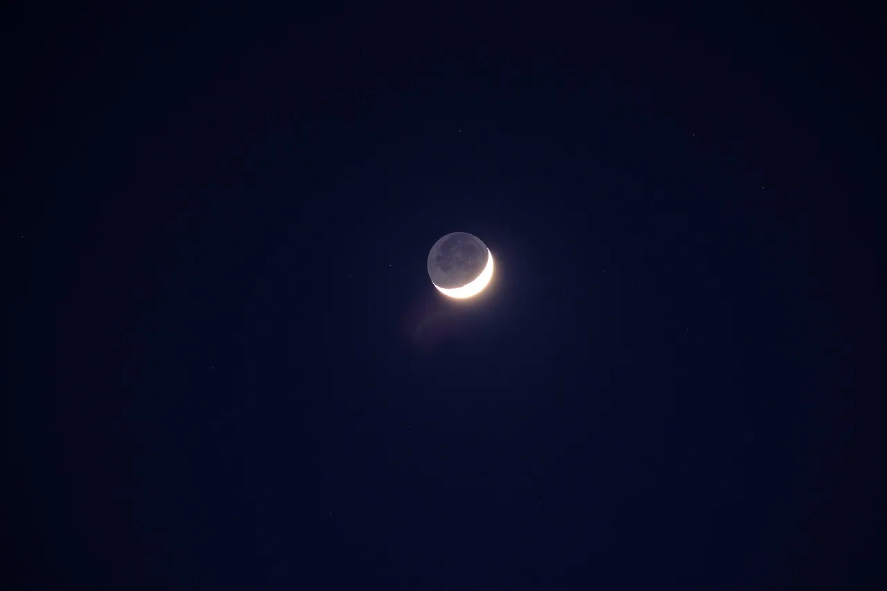 Hilal ay gece gökyüzünde romantik manzara