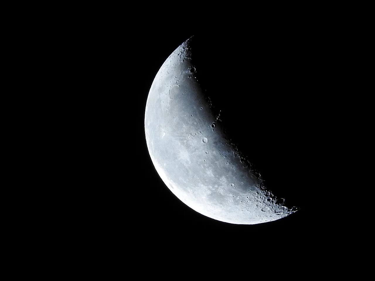 Hilal ay silueti gece manzarasında - yıldızlı gökyüzü