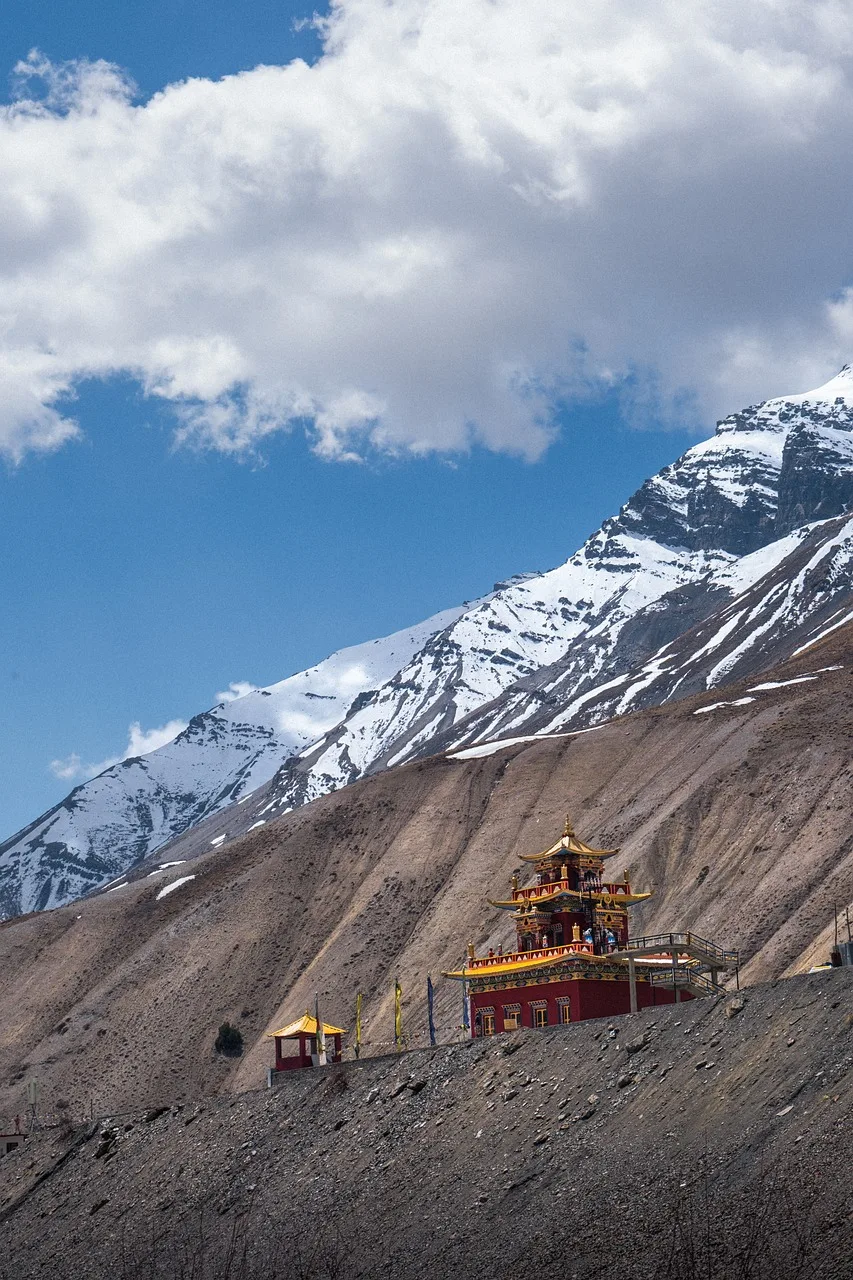 Himalayalar yüksek dağ manzarası - büyüleyici vadiler
