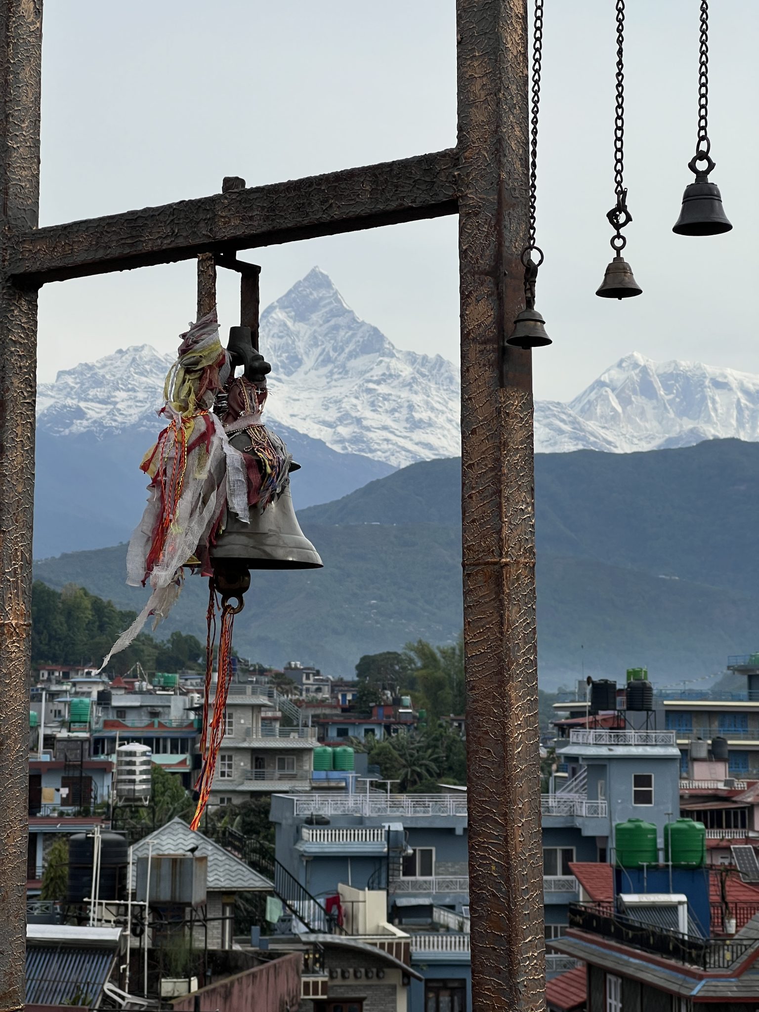 Himalayaların Karlı Zirveleri Eşliğinde Mistik Nepal Çanları ve Renkli Dua Bezleri