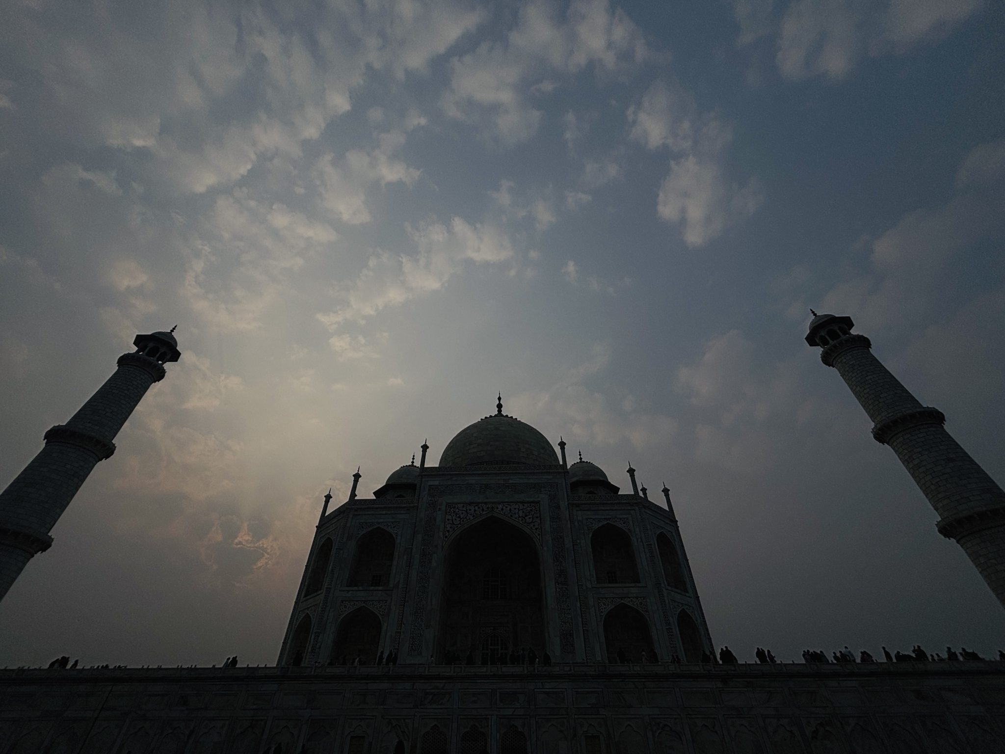 Hindistan'ın Efsanevi Anıtı Taj Mahal'de Mistik Gün Batımı Manzarası