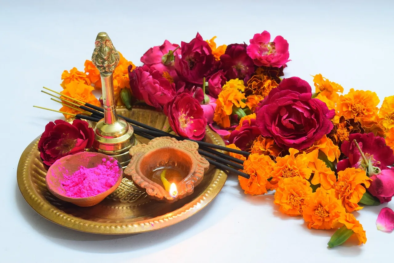 Hindu Janmashtami kutlaması renkli çiçekler ve diyalar Hindu Janmashtami kutlaması renkli çiçekler ve diyalar