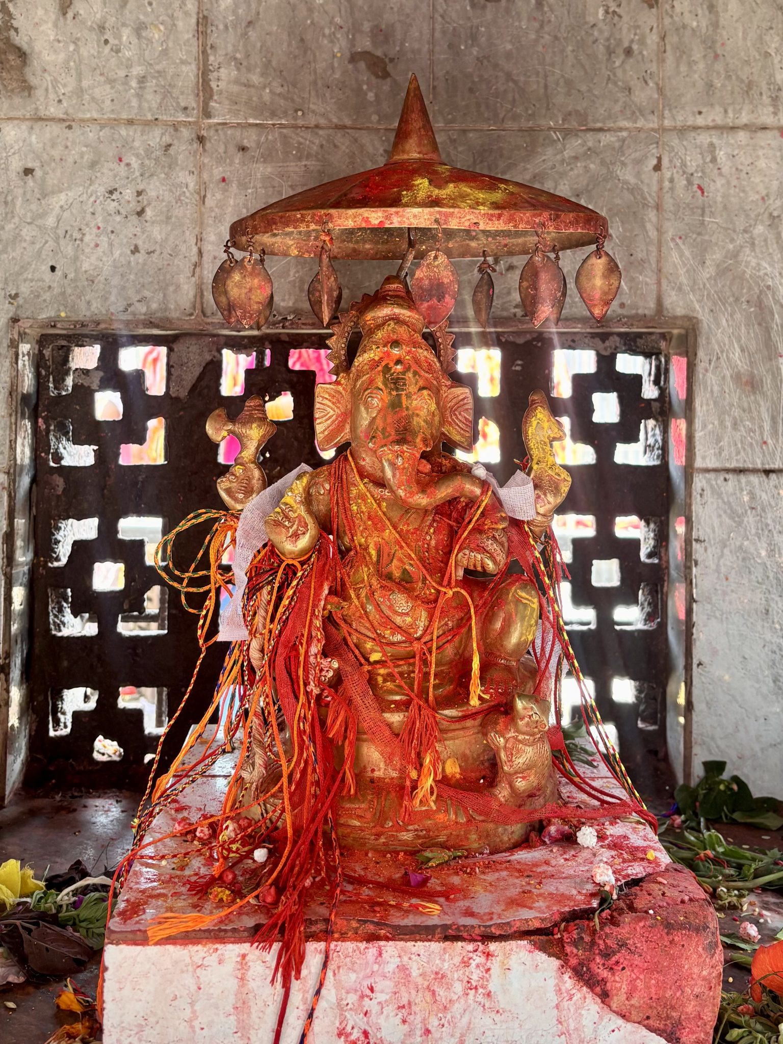 Hindu Tapınağındaki Ganesha Heykeli: Kırmızı Süslemelerle Çevrili Kutsal Alan
