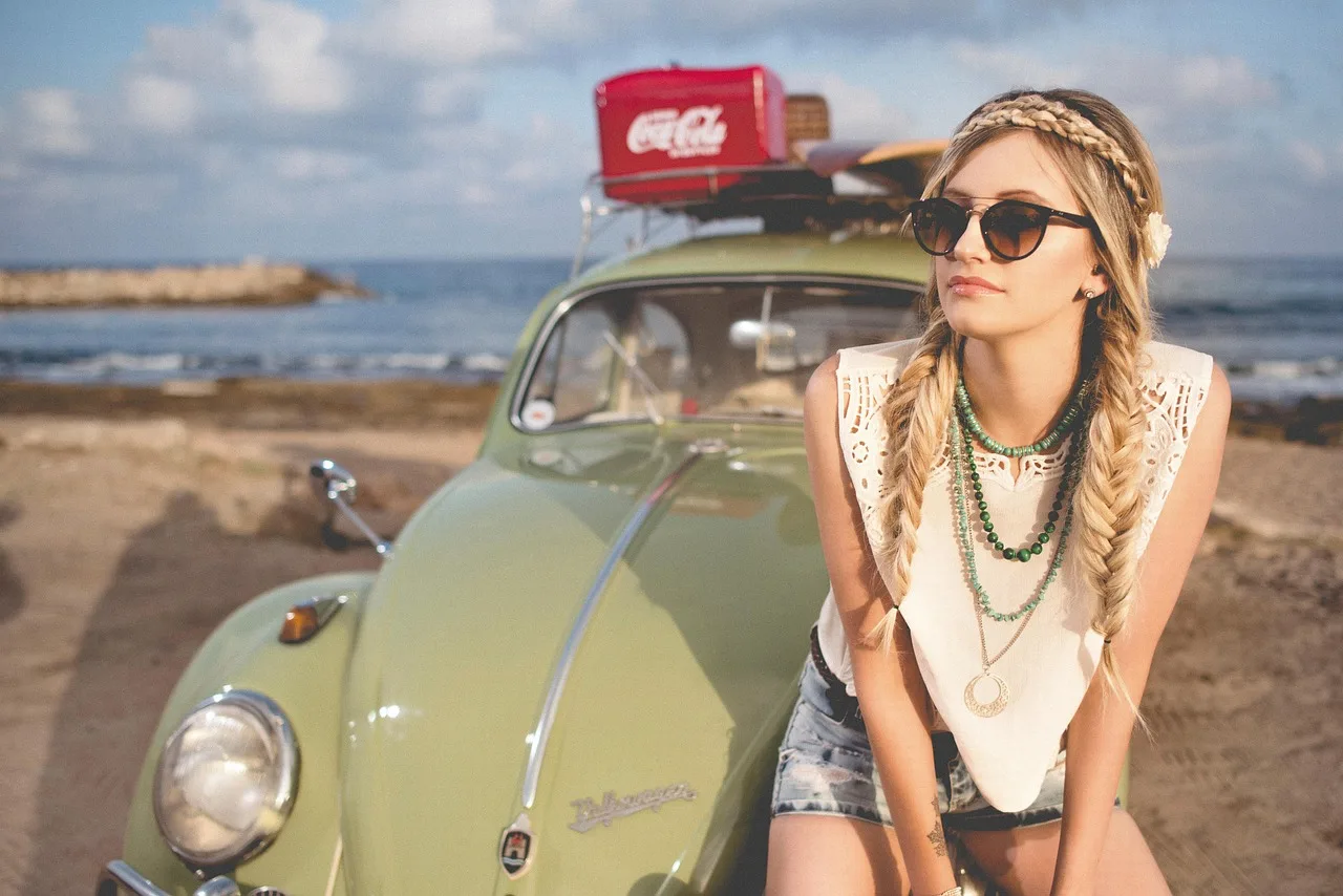 Hippie tarzı sarışın model plajda şık poz