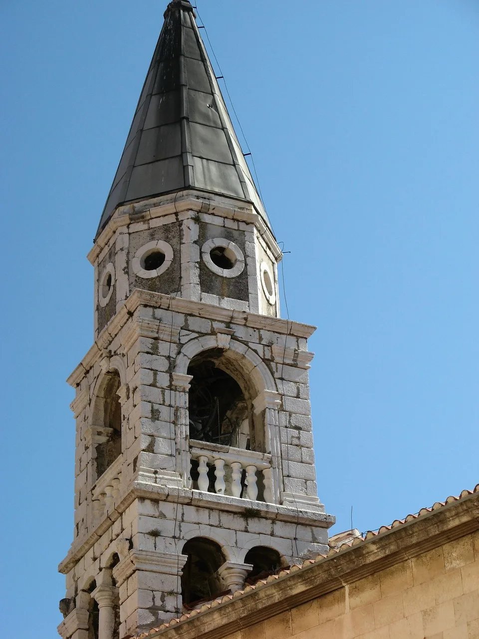 Hırvatistan'da taş kilise kulesi ve tarihi bina fotoğrafı