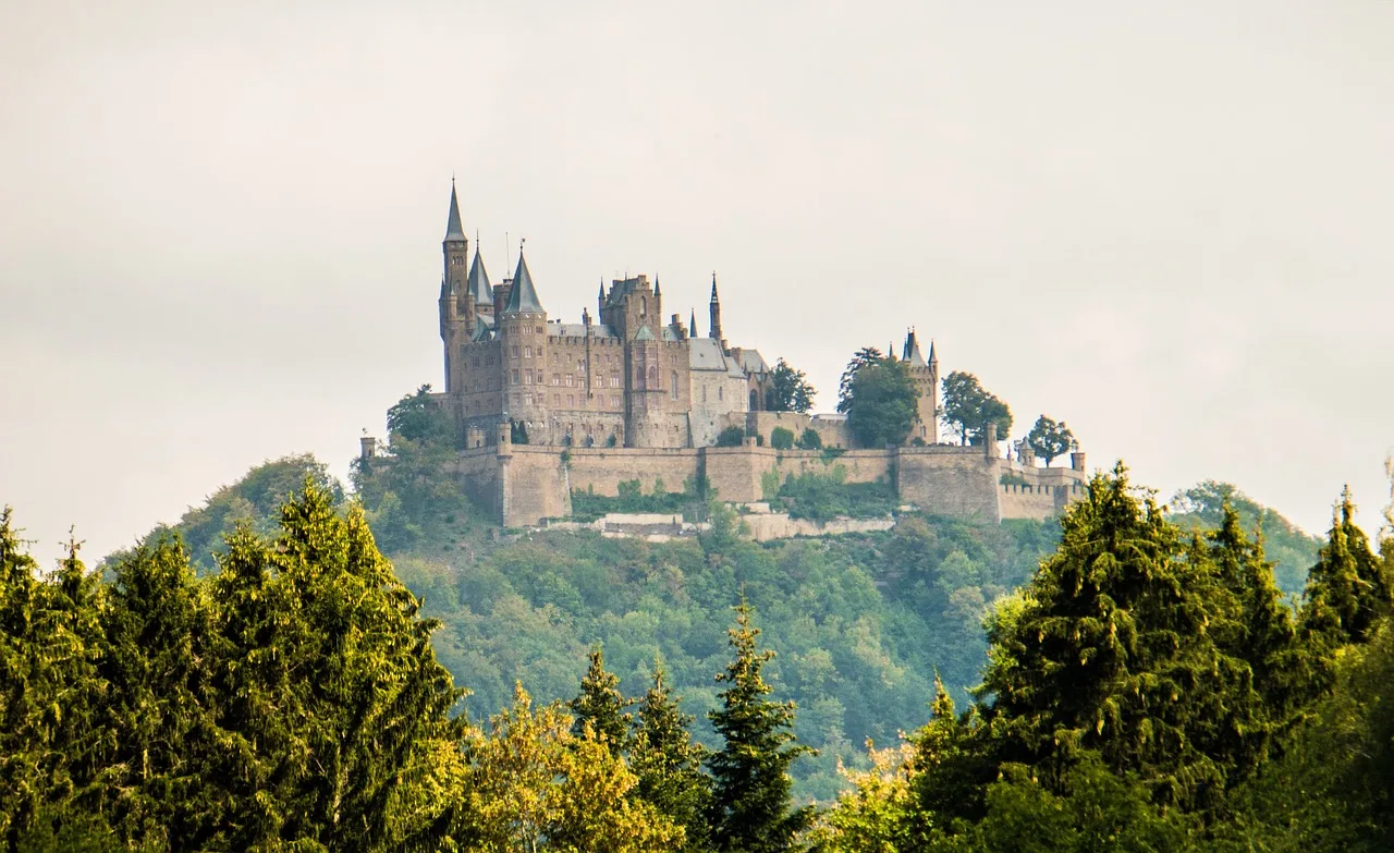 Hohenzollern Kalesi gece ışıklandırması - tarihi kale Hohenzollern Kalesi gece ışıklandırması - tarihi kale
