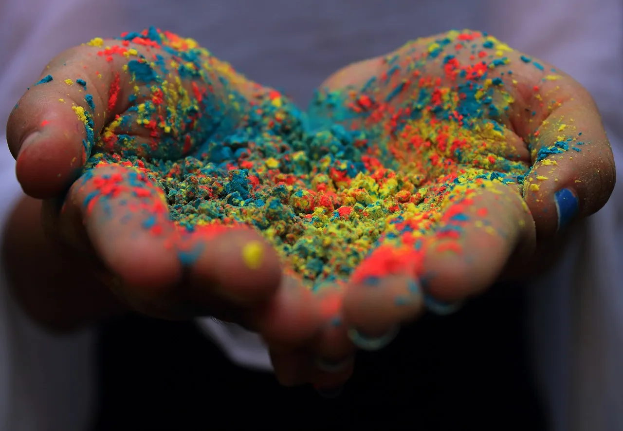 Holi festivali renkli toz boya el coşkusu Holi festivali renkli toz boya el coşkusu