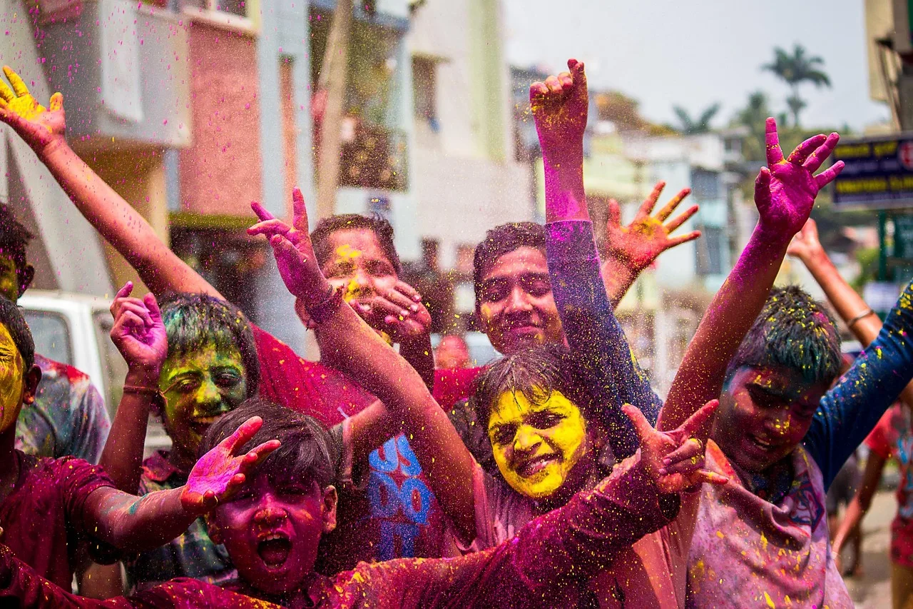 Holi festivalinde renkli kutlama - çocuklar eğleniyor Holi festivalinde renkli kutlama - çocuklar eğleniyor