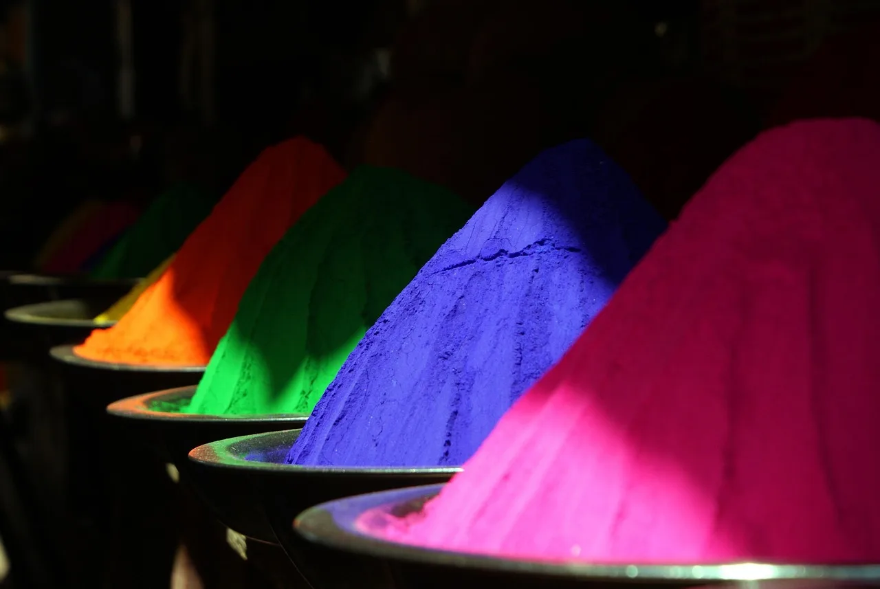 Holi renkli toz patlaması eğlenceli kutlama Holi renkli toz patlaması eğlenceli kutlama
