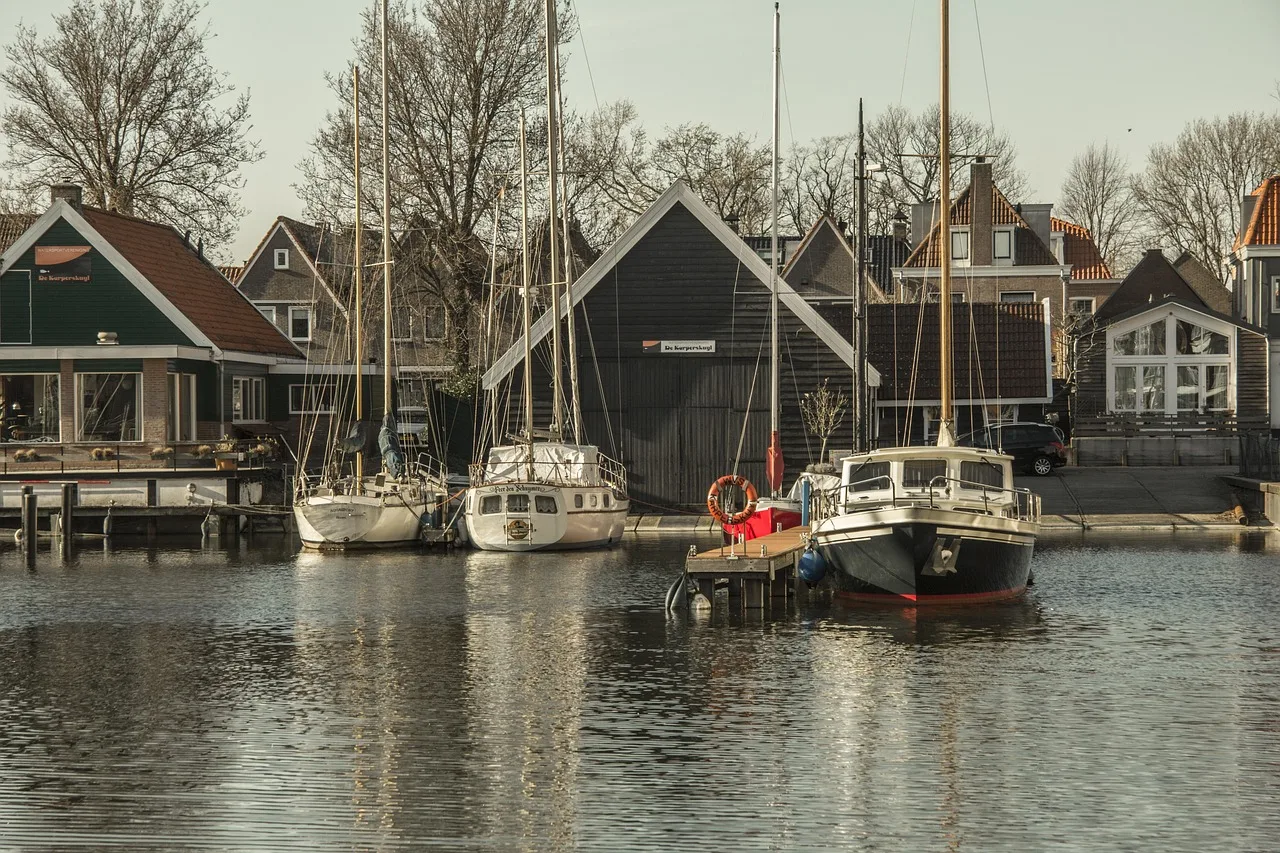 Hollanda Hoorn limanı ahşap tekneler - huzurlu manzara