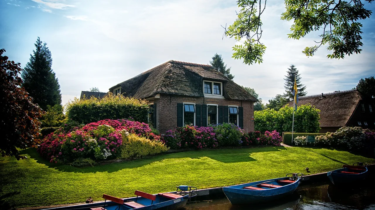 Hollanda kırsalında tekneyle geçen romantik bir gün manzarası