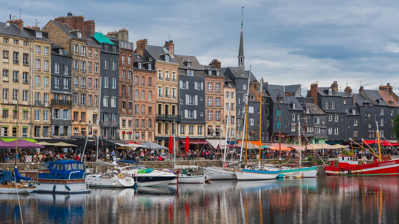 Honfleur limanı eski binalı sahil fotoğrafı