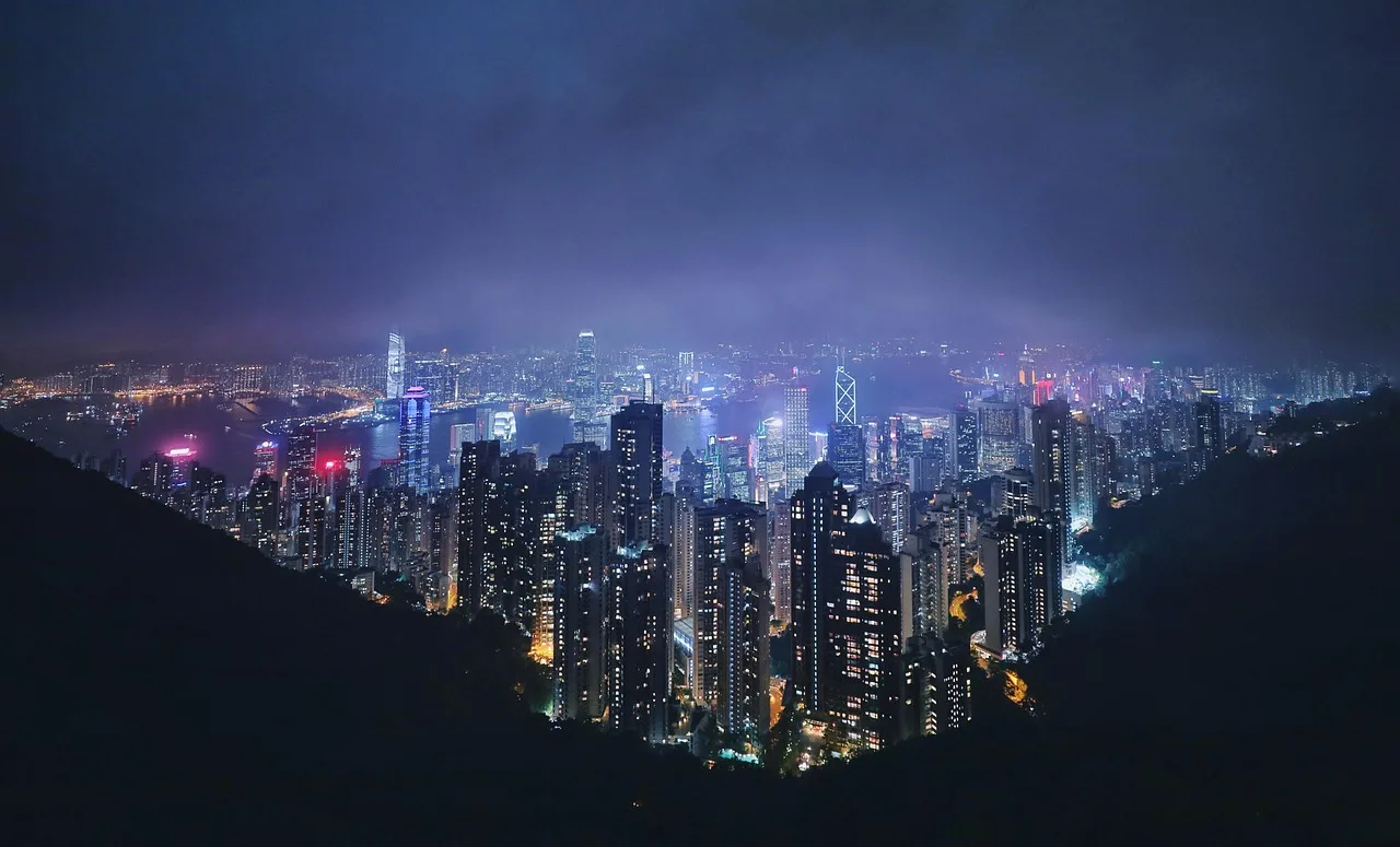 Hong Kong gece silueti - ışıklı gökdelenler