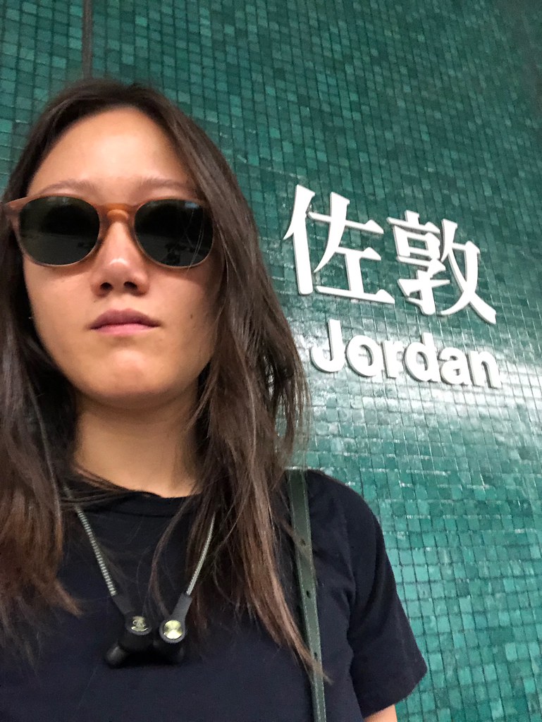 Hong Kong Jordan Metro İstasyonu Önünde Retro Yeşil Mozaik Duvar Selfie Portre