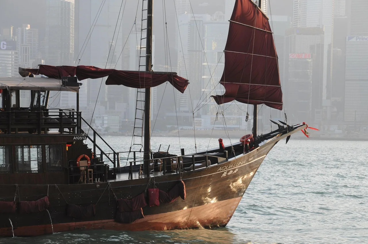 Hong Kong'lu kırmızı yelkenli tekne - ikonik şehir sembolü