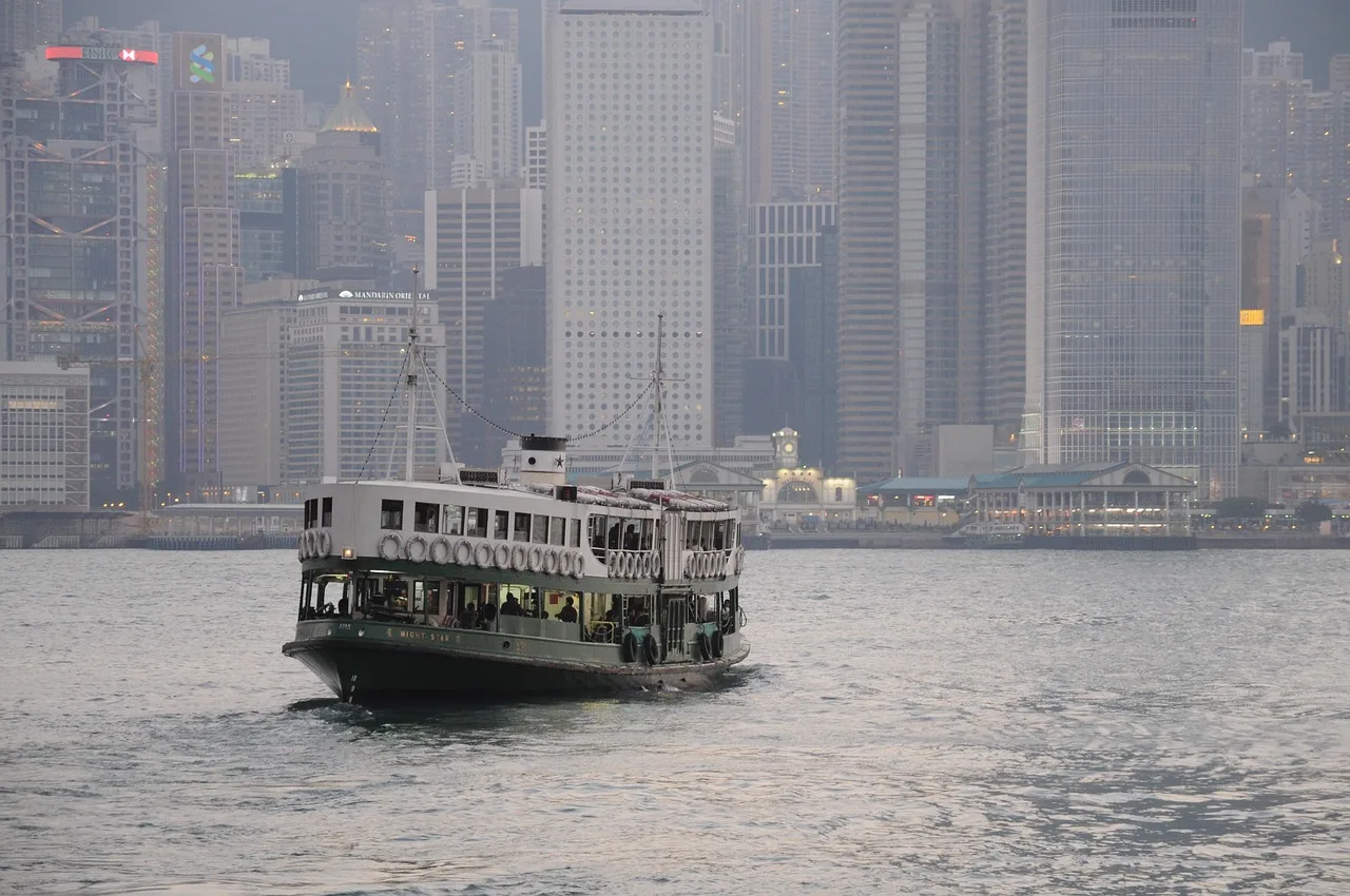 Hong Kong yıldız vapuru gece manzarası - su üstünde ışık