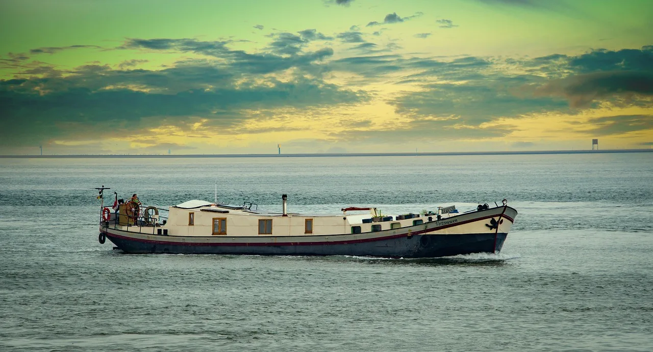 Houseboat kanalda seyahat - su üzerindeki konaklama