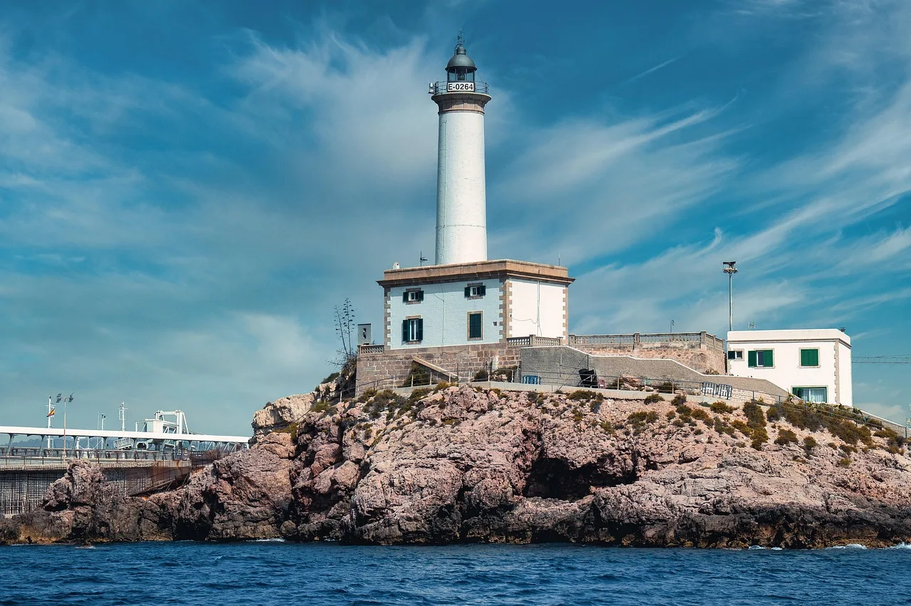 İbiza sahilinde deniz feneri manzarası