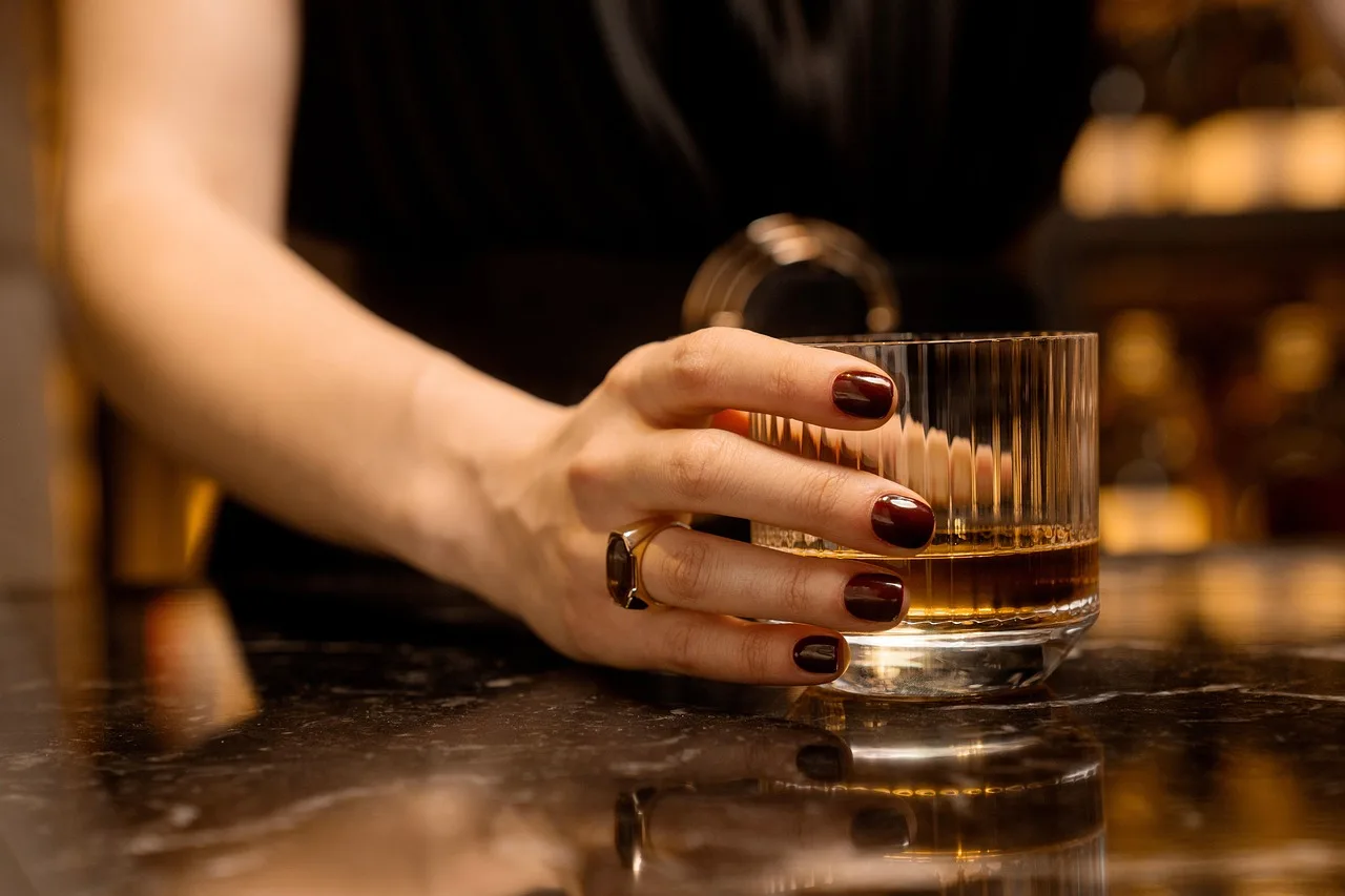 İçecek tadında kadın - bar ve restoran ortamı
