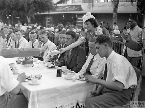 II. Dünya Savaşı Döneminde Açık Hava Restoranında Askerlere Yemek Servisi