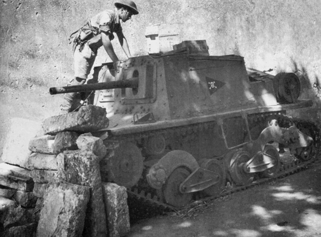 II. Dünya Savaşı döneminden siyah beyaz askeri tank ve asker fotoğrafı