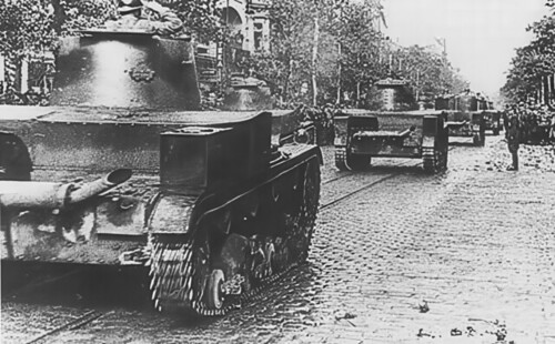 ii. dünya savaşı dönemine ait tank birliği taşlı sokaklardan geçerken ii. dünya savaşı dönemine ait tank birliği taşlı sokaklardan geçerken