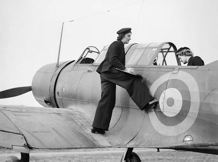 İkinci dünya savaşı döneminde kadın pilotların uçuş öncesi hazırlık anı
