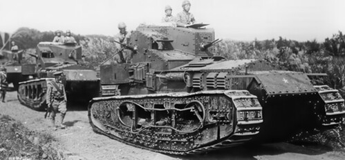 İkinci Dünya Savaşı Dönemine Ait Tarihi Tank Kolonu ve Askerler Görüntüsü