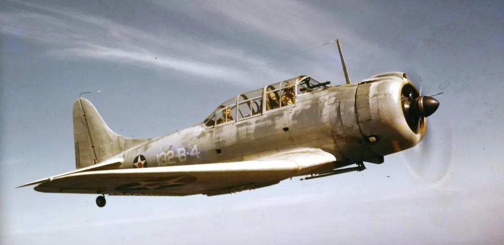 İkinci Dünya Savaşı'ndan Amerikan Dalış Bombardıman Uçağı Gökyüzünde