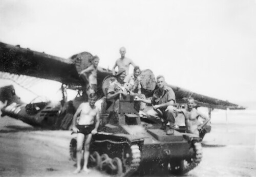 ikinci dünya savaşından kalma askeri fotoğraf tank ve amfibik uçak kumsalda