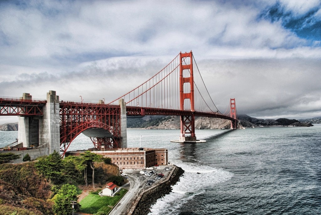 İkonik Golden Gate Köprüsü ve Sisli San Francisco Körfezi Manzarası