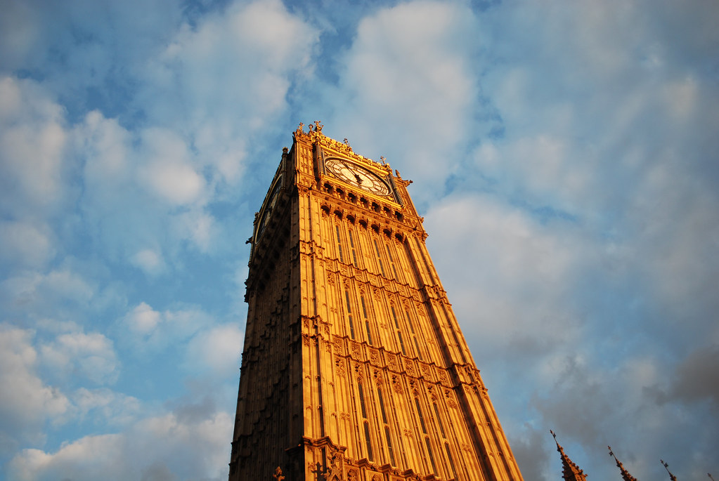İkonik Londra Saat Kulesi Big Ben'in Alçak Açıdan Çekilmiş Görkemli Görünümü
