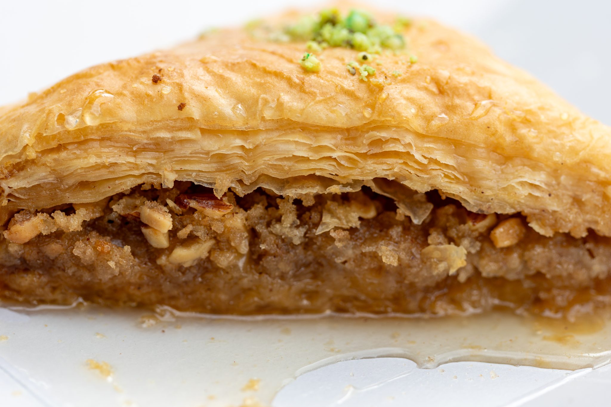 İnce Yufka Katmanlarıyla Cevizli Baklava, Bol Şerbetli Geleneksel Tatlı Sunumu
