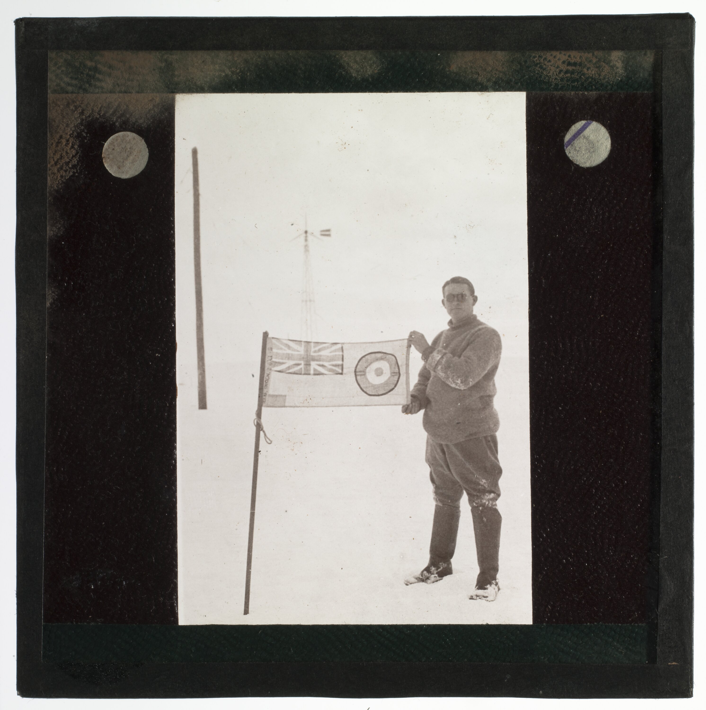 İngiliz kaşifin kutup ekspedisyonunda bayrak tuttuğu tarihi siyah beyaz fotoğraf