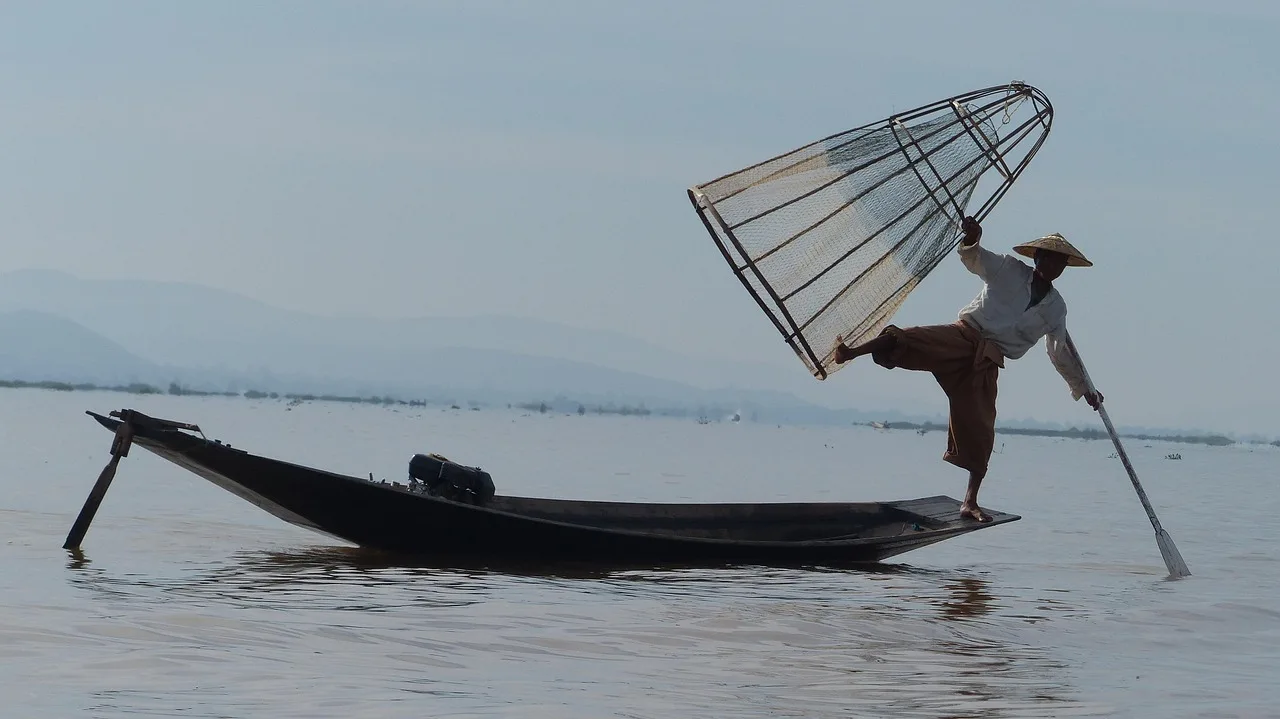 Inle Gölü'nde balıkçı teknesi - doğa manzarası