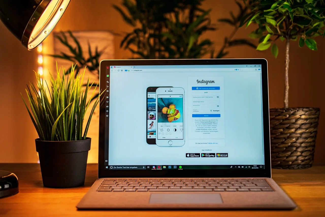 Instagram kullanımını gösteren modern laptop masası