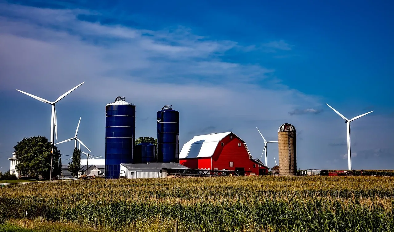 Iowa çiftliği siloları ve rüzgar türbinleri - kırsal manzara