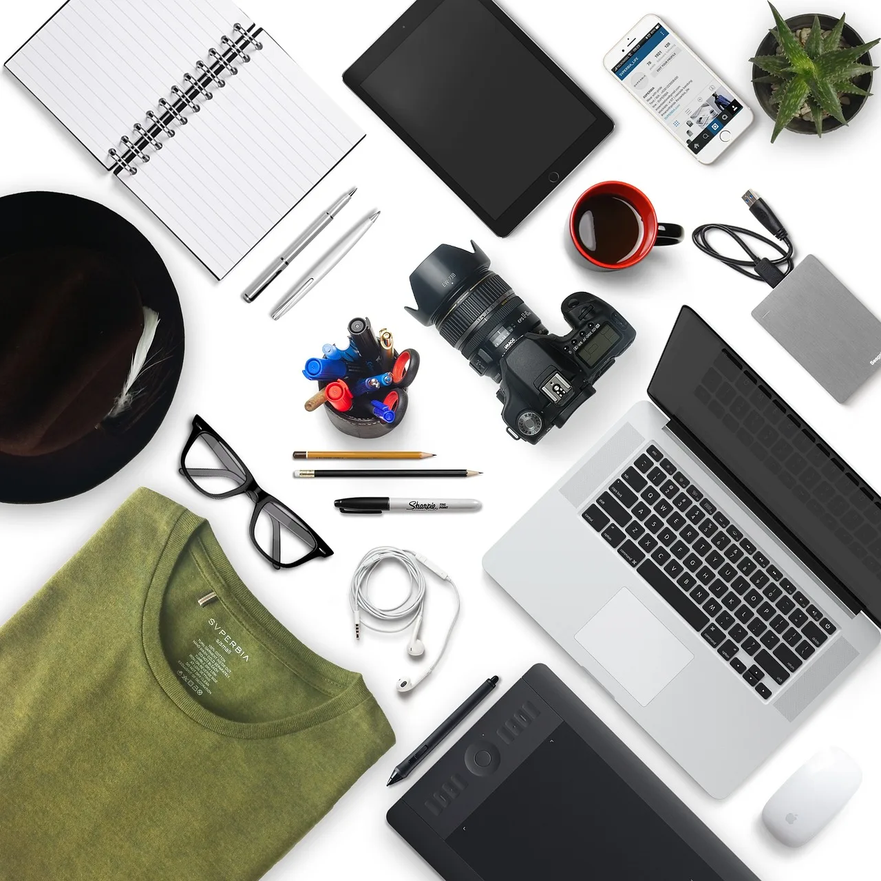iPhone ve MacBook Pro'lu çalışma alanı - modern ofis