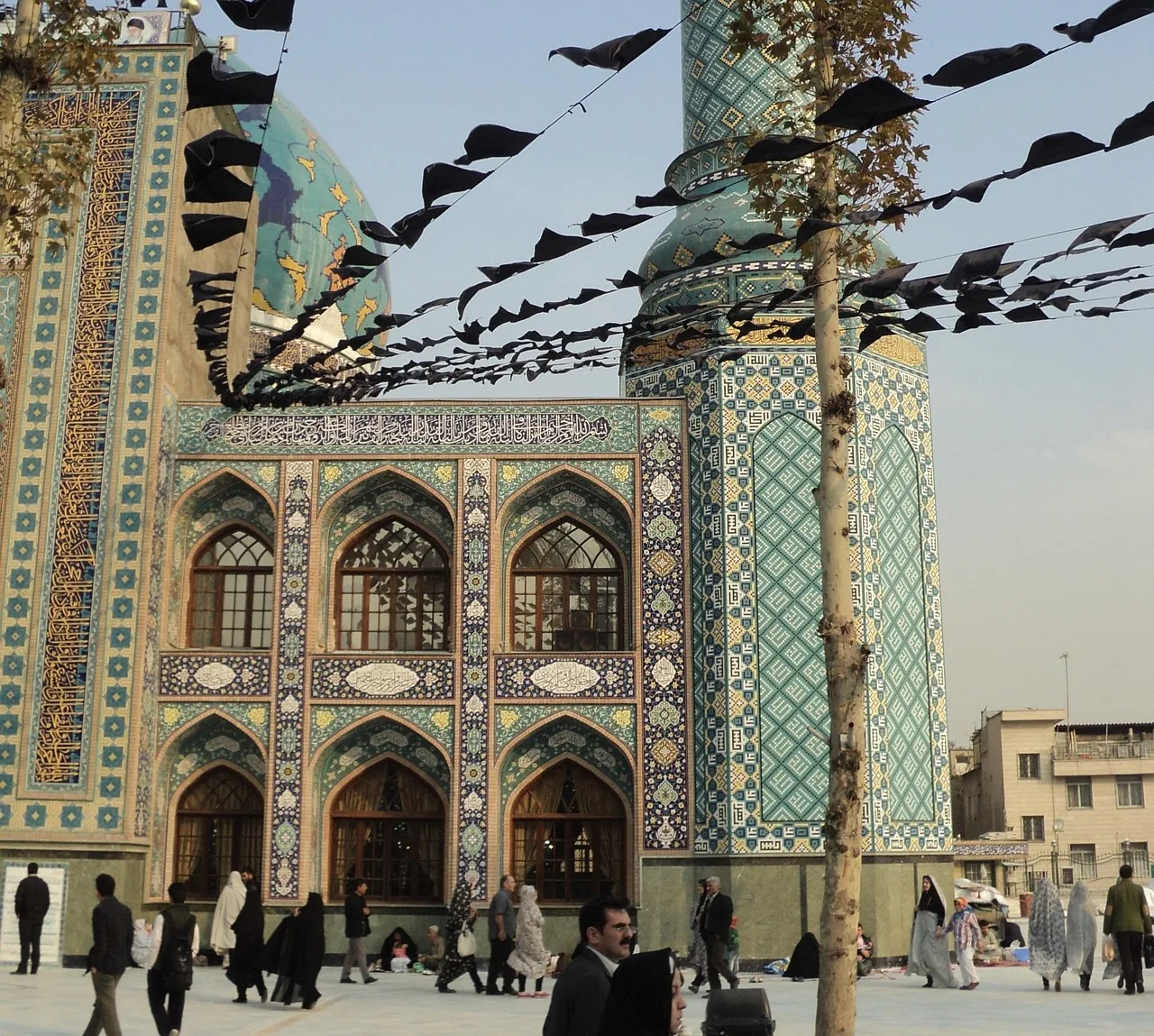 İran'ın başkenti Tahran'da cami silueti - tarihi mimari