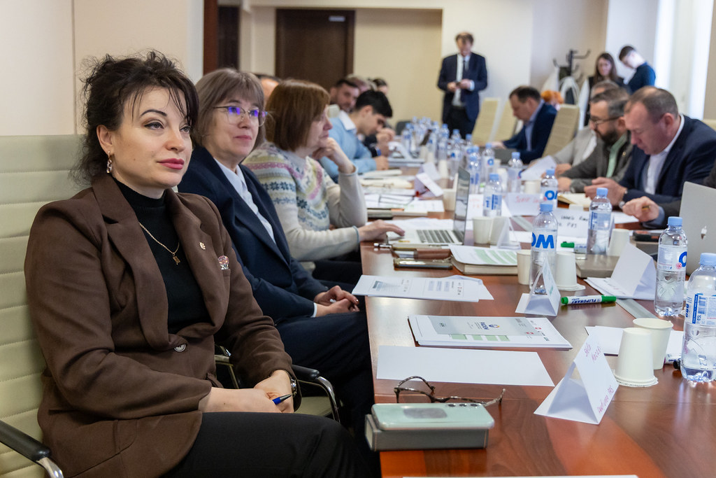 iş dünyası temsilcilerinin katıldığı kurumsal toplantı ve konferans ortamı