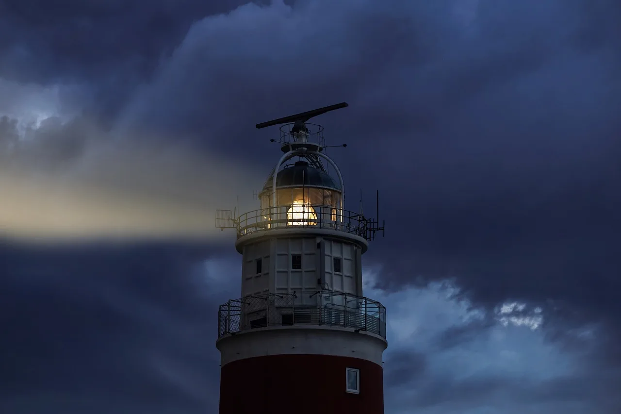 Işıltılı deniz feneri gece gökyüzü manzarası
