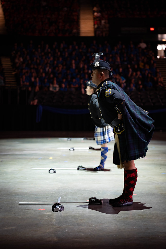 İskoç askeri bandosunda kilt ve kılıç dansı seremonisi yapan dansçılar